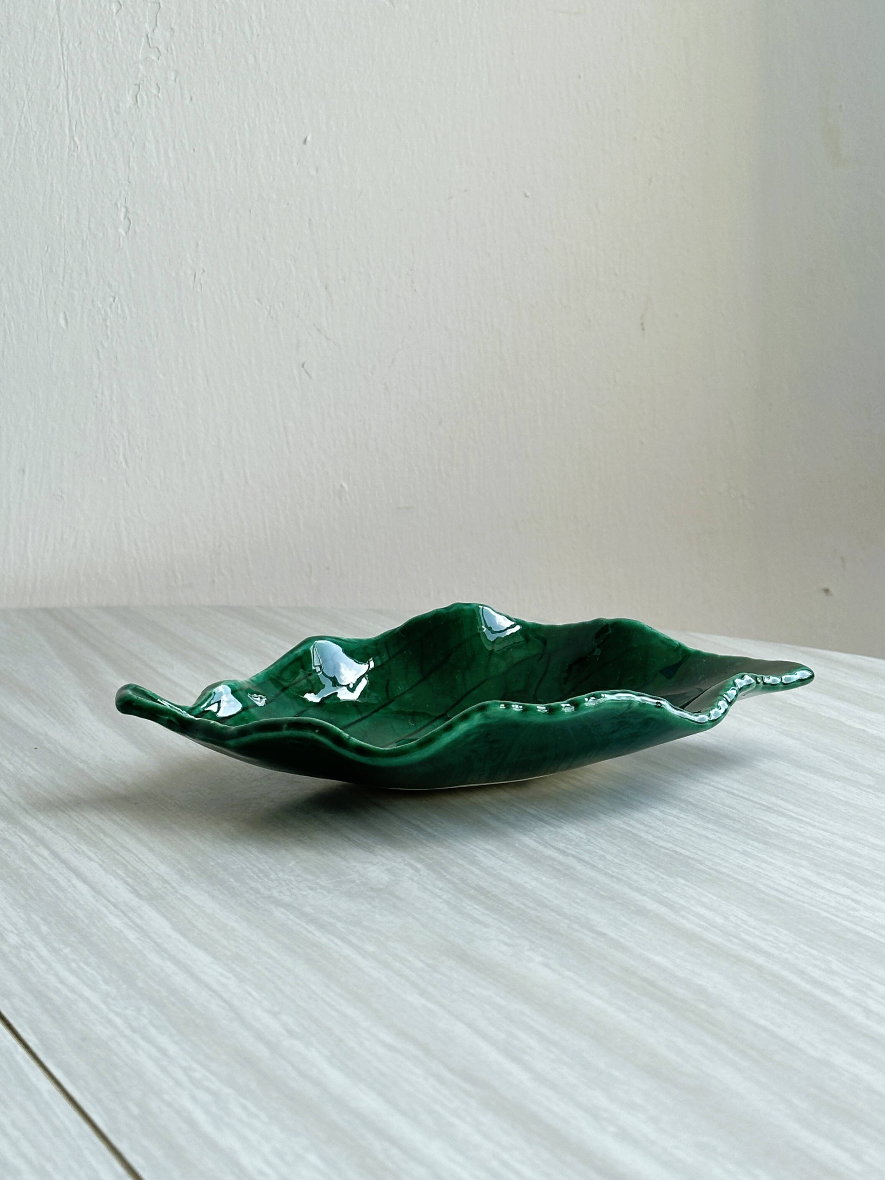 Green glazed ceramic leaf-shaped pocket emptier