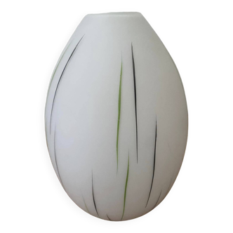 Tulipe en opaline blanche avec stries vertes et grises foncées. Forme oblongue.