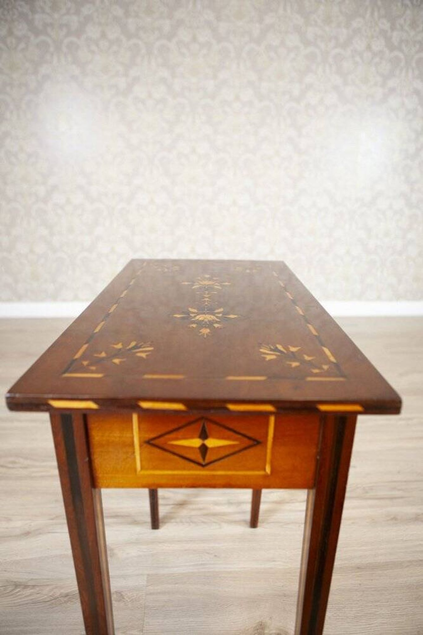Table d'appoint incrustée du 19ème siècle