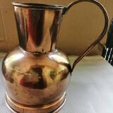 Cruche antique en cuivre rouge