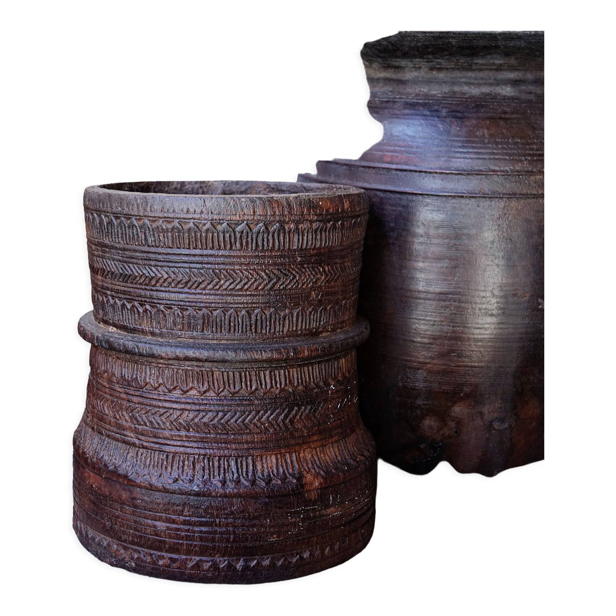 Pot gravé en bois