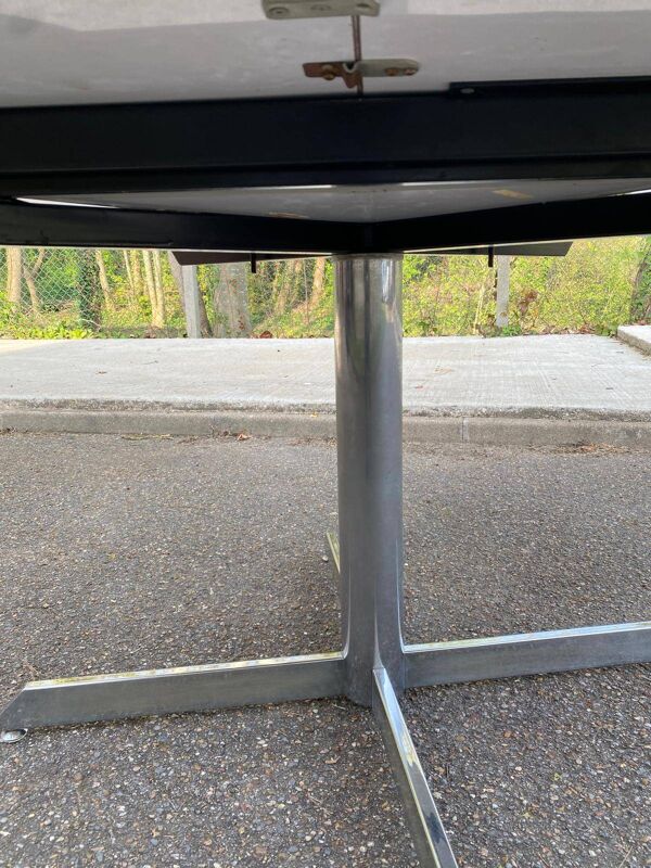 Table à manger blanche pied central extensible des années 70