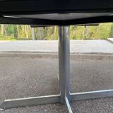 White dining table with a central pedestal, extendable, from the 1970s.