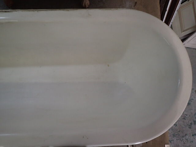 Cast iron island bathtub, on eagle-begged feet