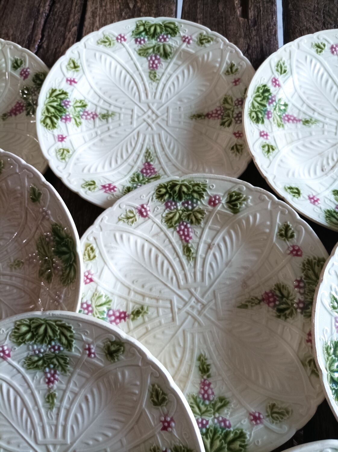 11 dessert plates in slip decorated with grapes Les salins