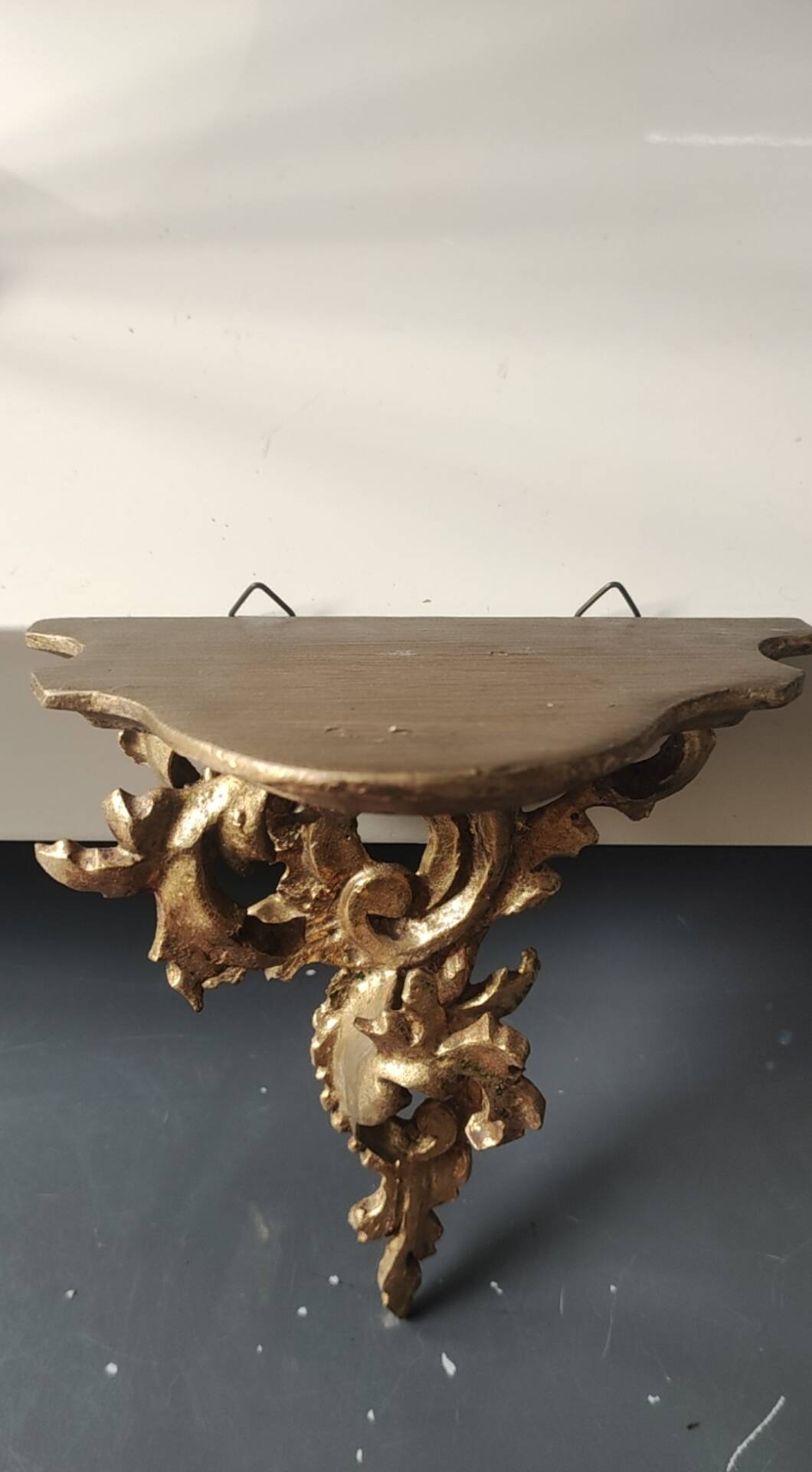 Small Italian/Baroque wall-mounted console. In gilded wood.