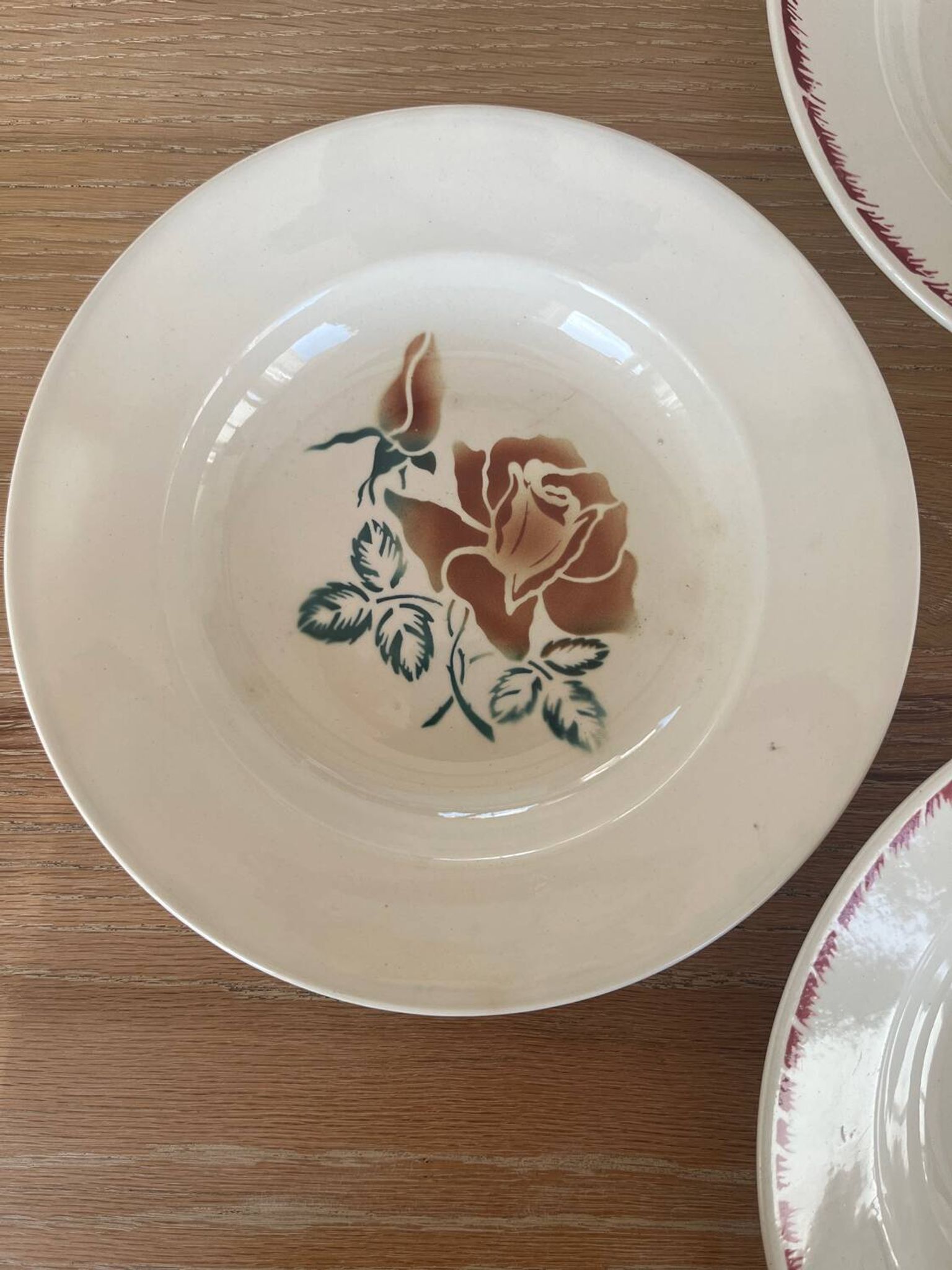 Lot de 4 assiettes creuses dépareillées