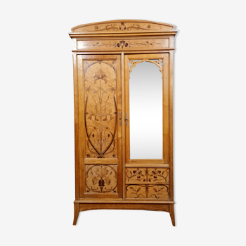 Armoire époque art nouveau en marqueterie de bois clair et bois nobles