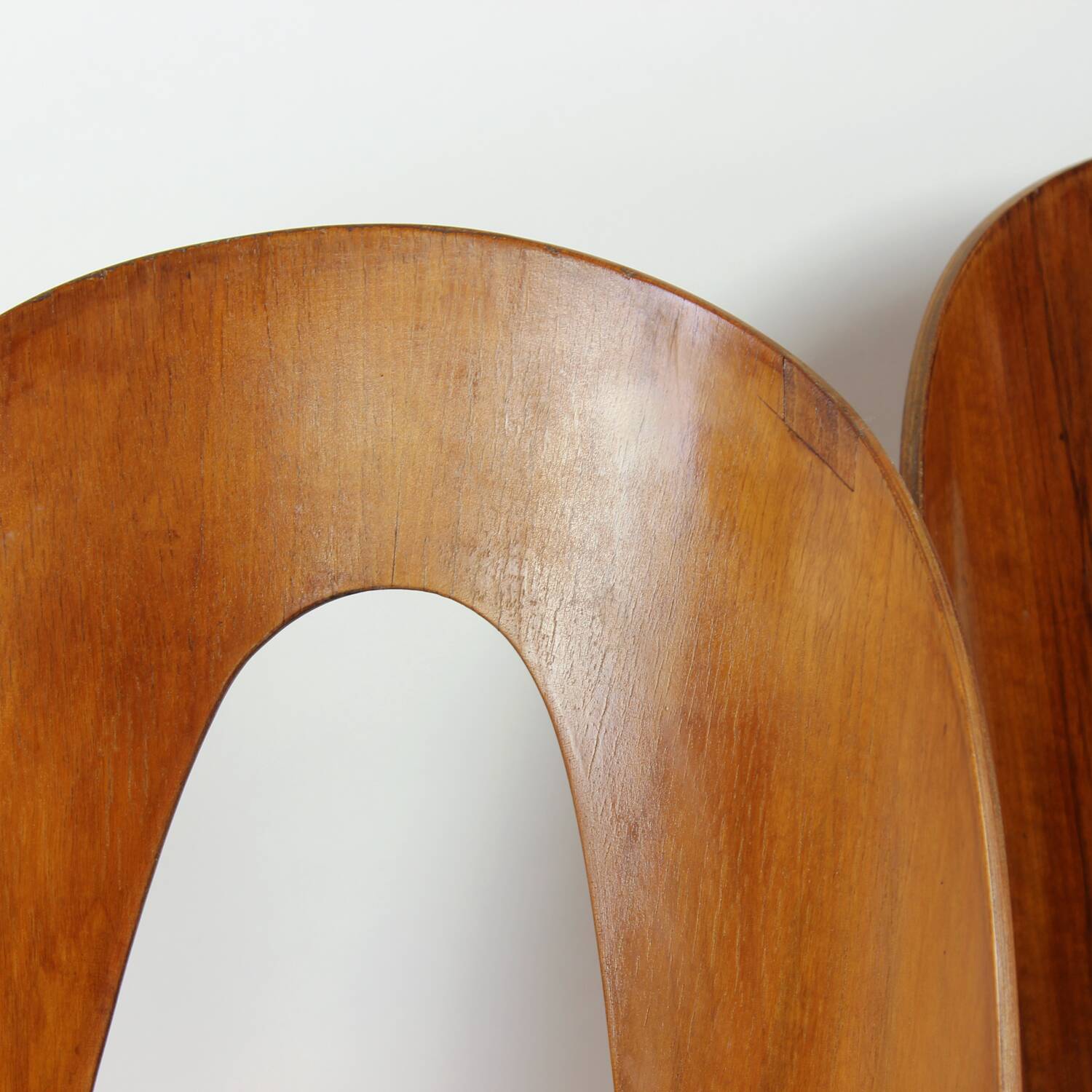 Ensemble de 6 chaises iconiques Tatra en noyer et velours par šuman, Nabytok Pravenec