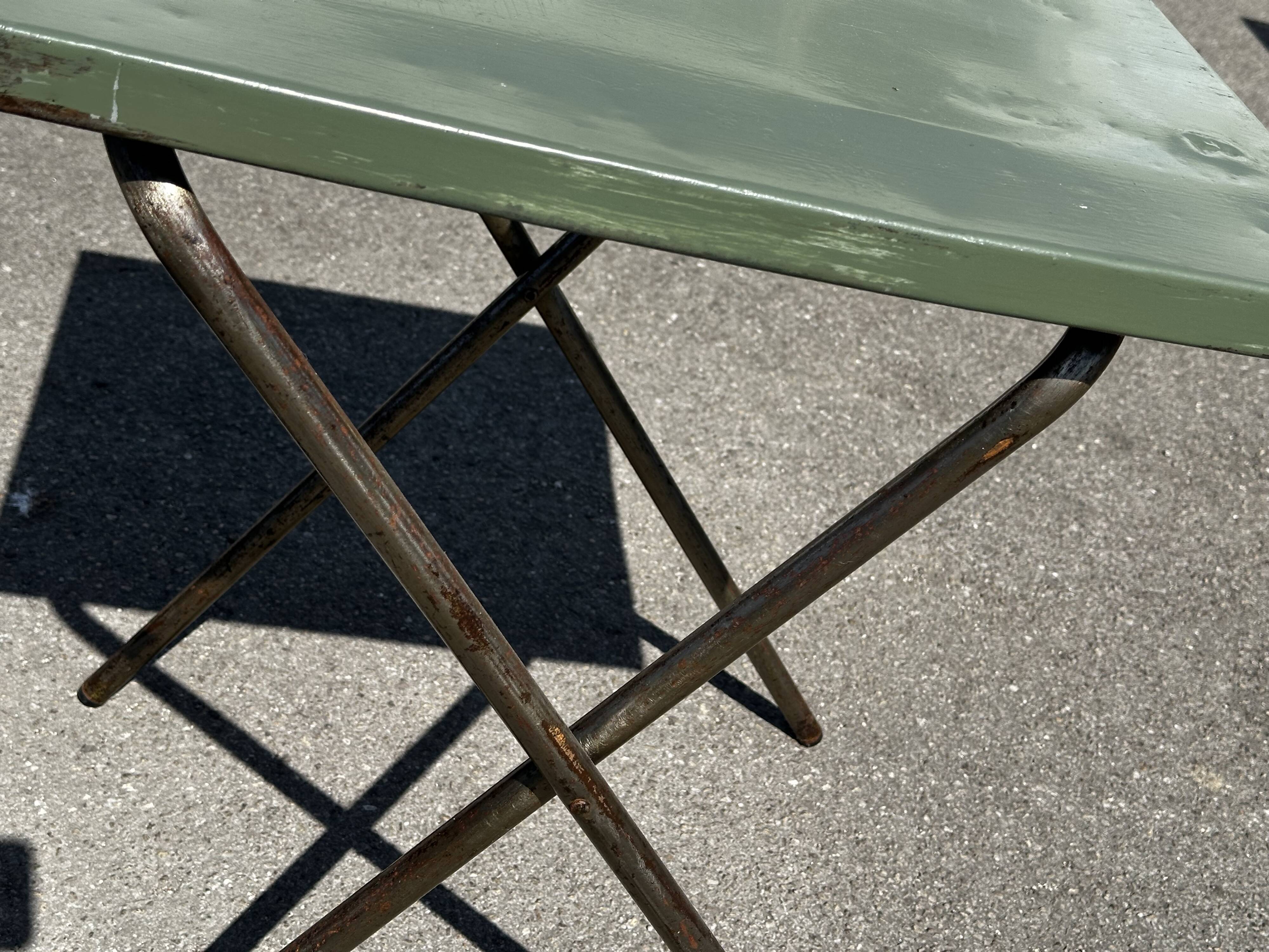 Table de jardin ou bistro pliante en tôle kaki début années 50