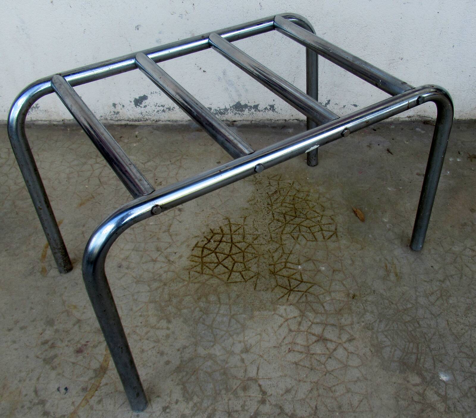 Hotel luggage rack, in chrome steel. The 50's