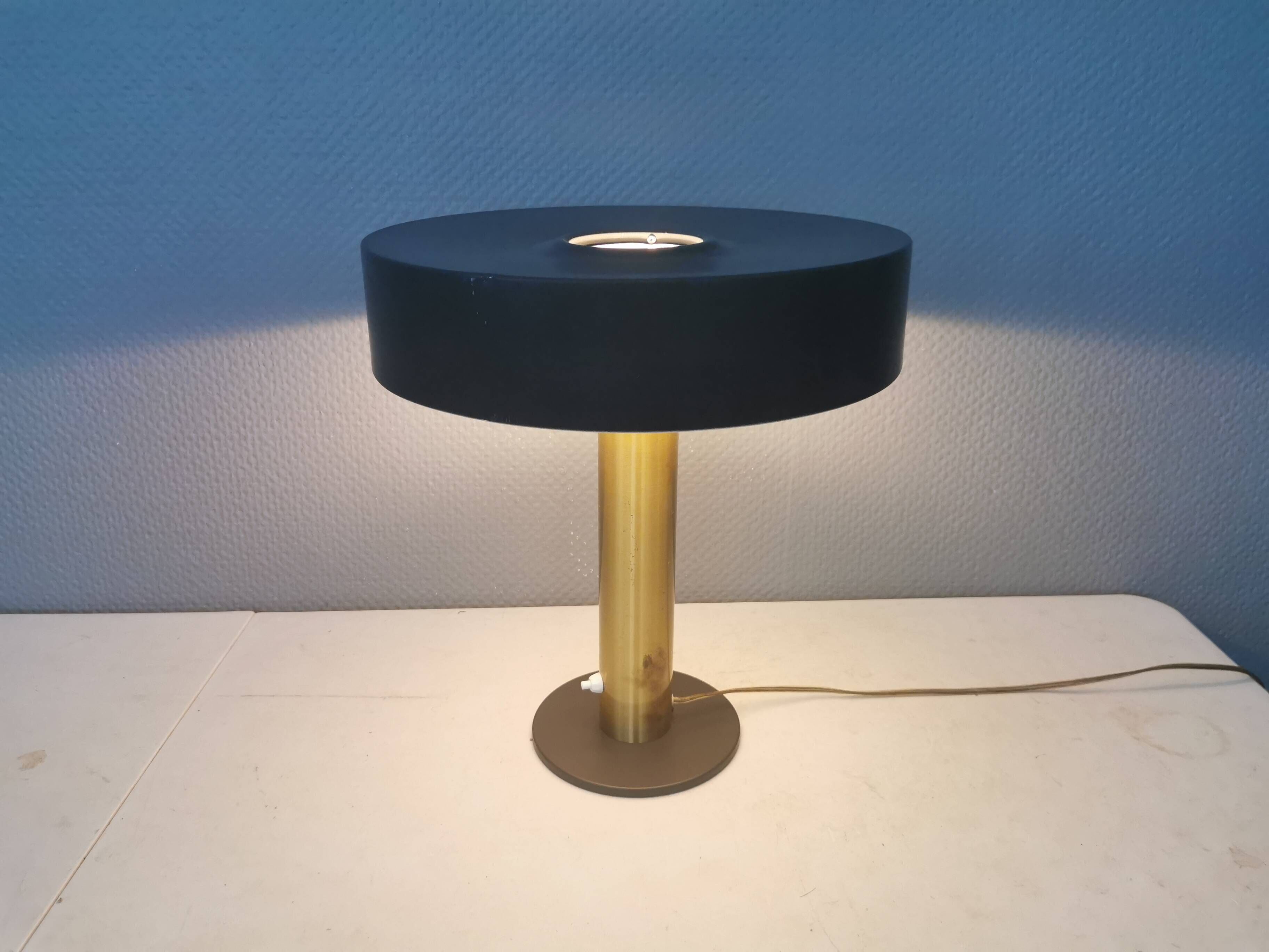 Lampe de table danoise avec une base en laiton massif et un abat-jour en métal laqué gris.