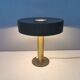 Lampe de table danoise avec une base en laiton massif et un abat-jour en métal laqué gris.