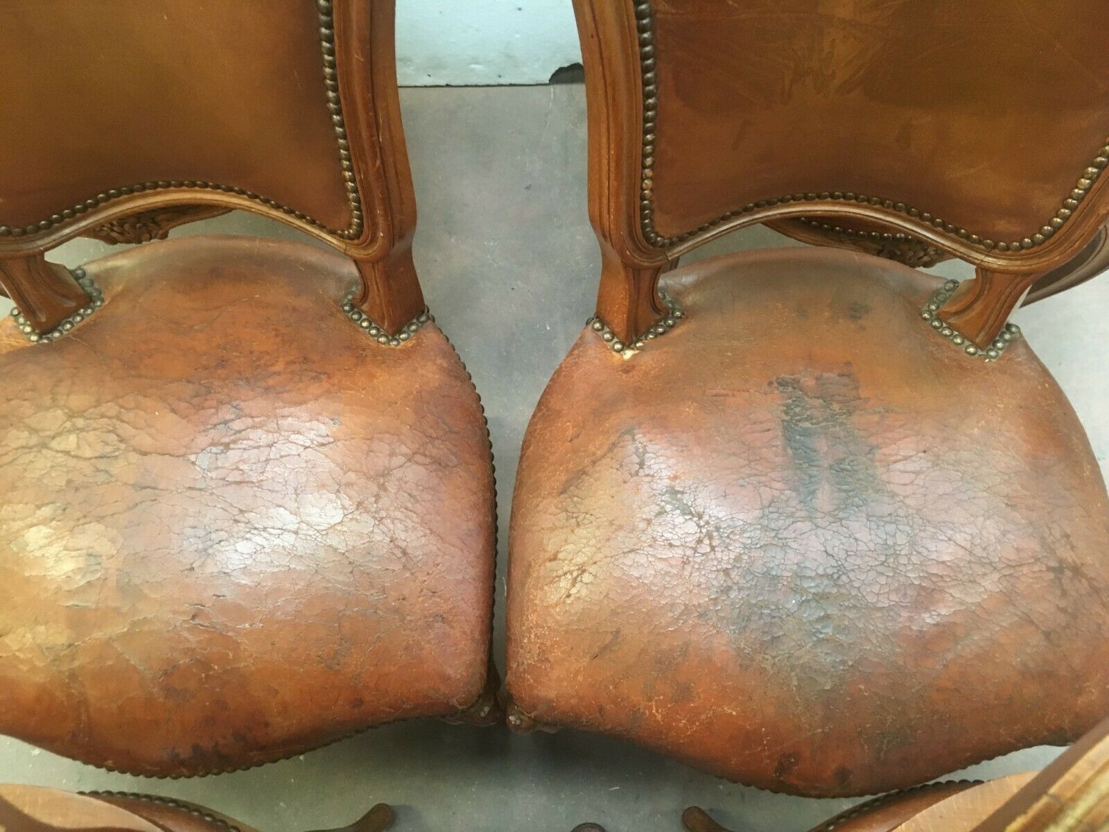 Suite de six chaises en noyer avec assises cuir, style Louis XV
