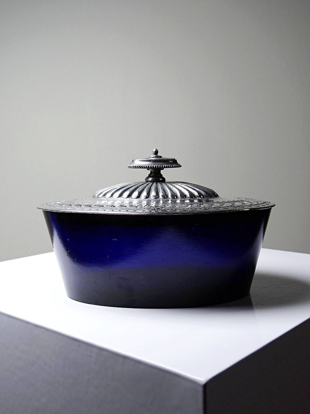 Victorian bonbonnière by George T. & Co, cobalt glass and silver-plated metal, 19th century.
