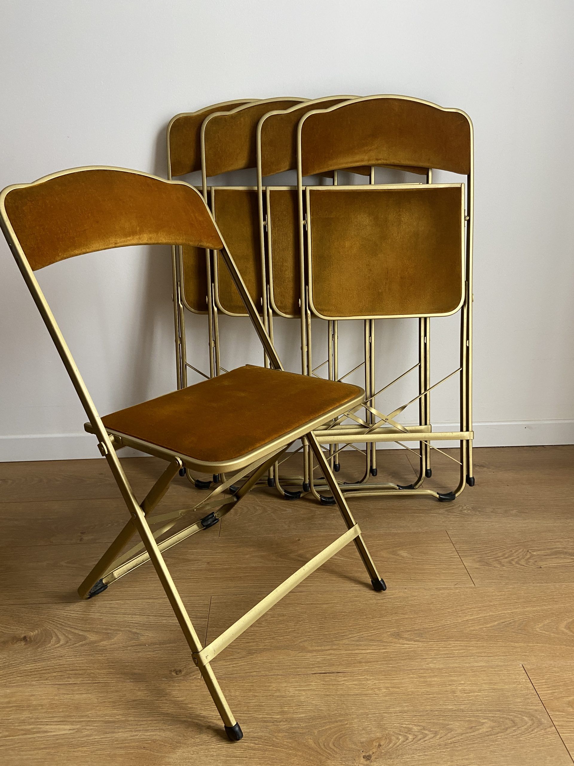 Vintage chaisor folding chair in gold yellow velvet
