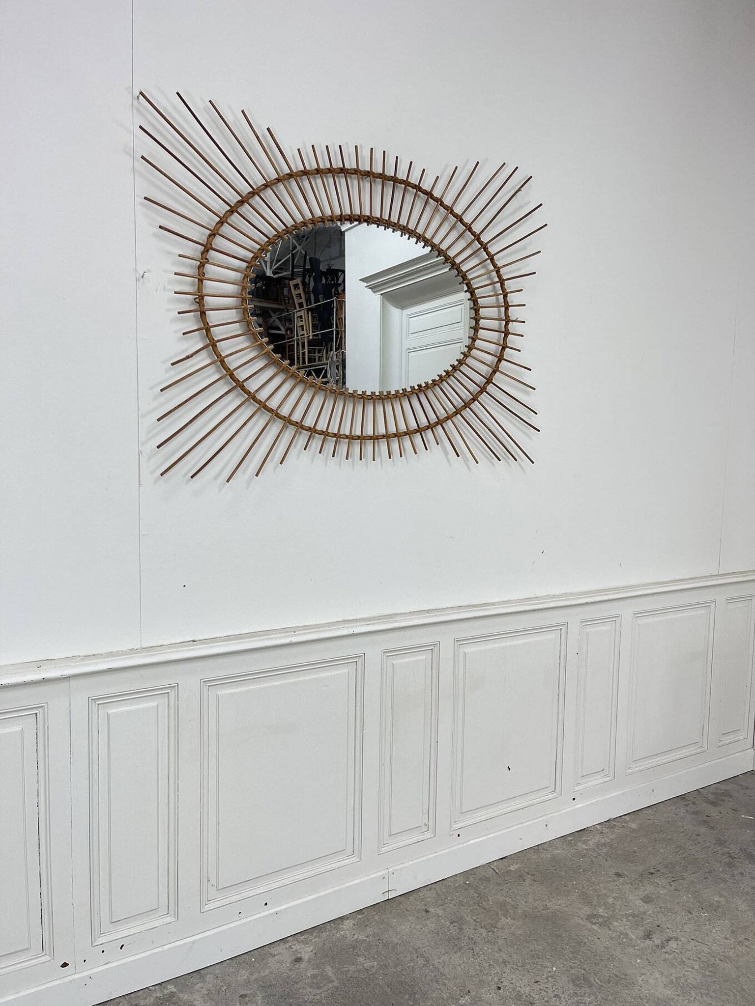 Grand miroir soleil en rotin 1960