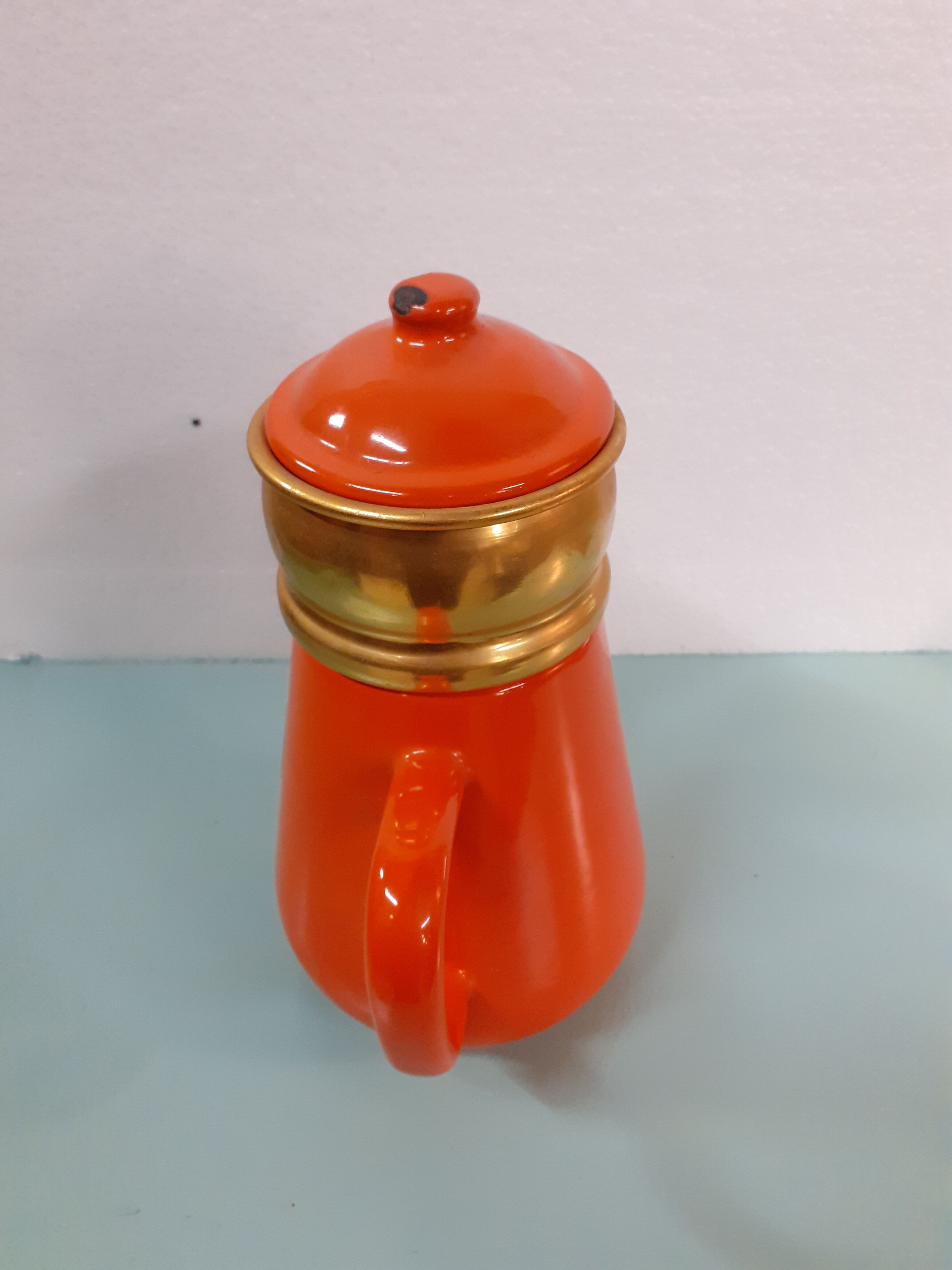 Orange enamelled sheet maker