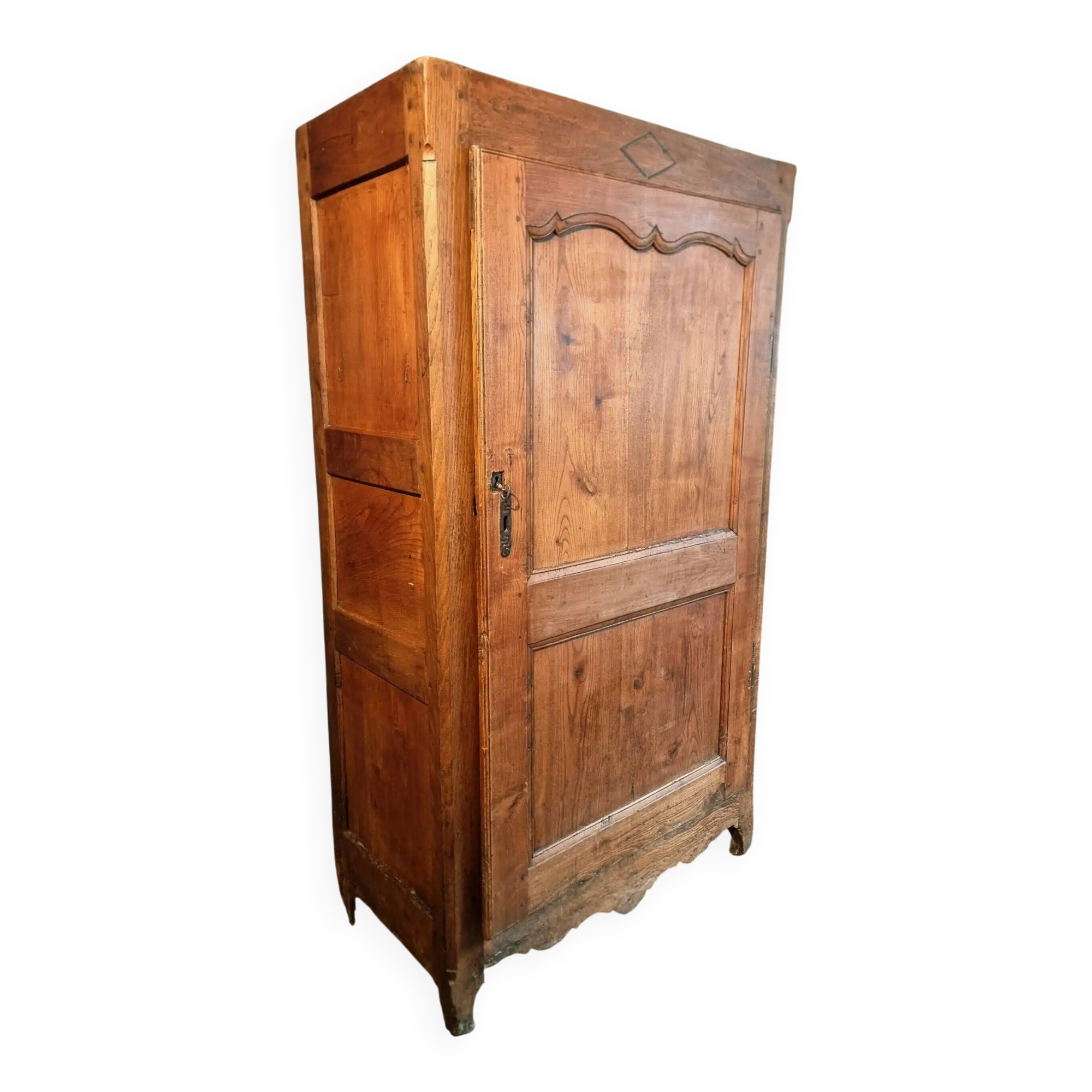 Armoire ancienne française en châtaignier – XVIIIe siècle