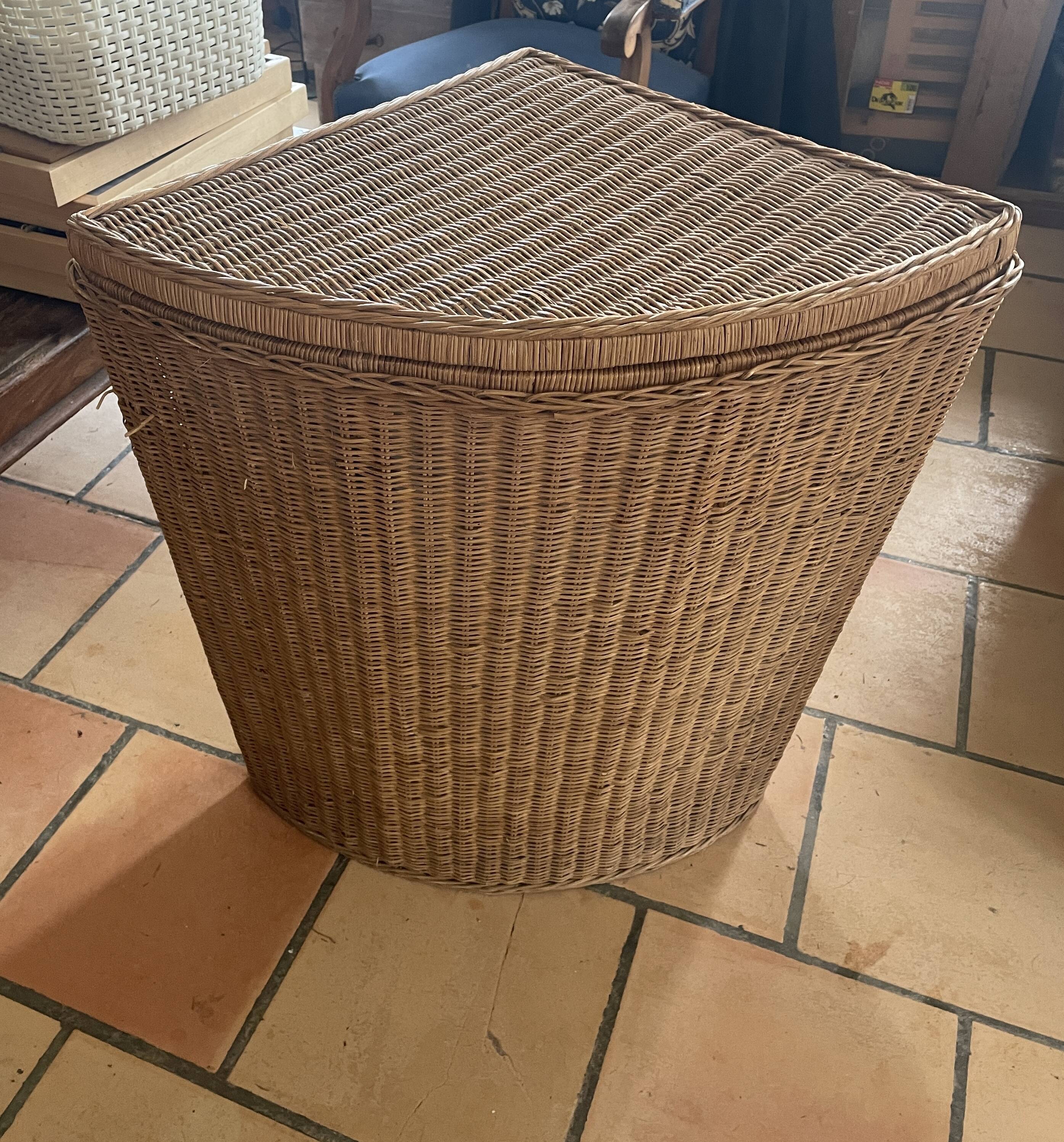 Corner laundry basket
