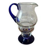 Carafe en verre bleu