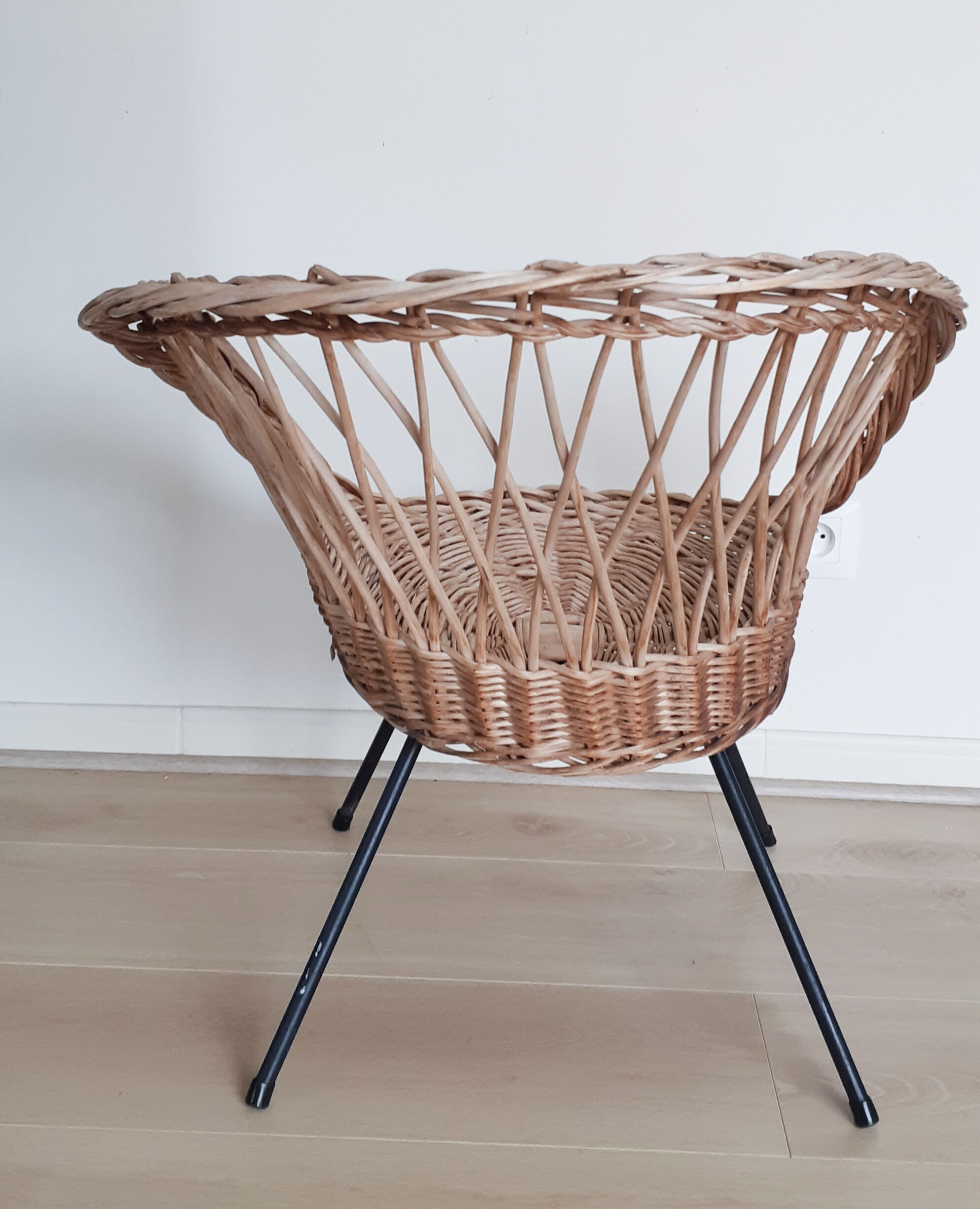 Adult rattan armchair metal feet