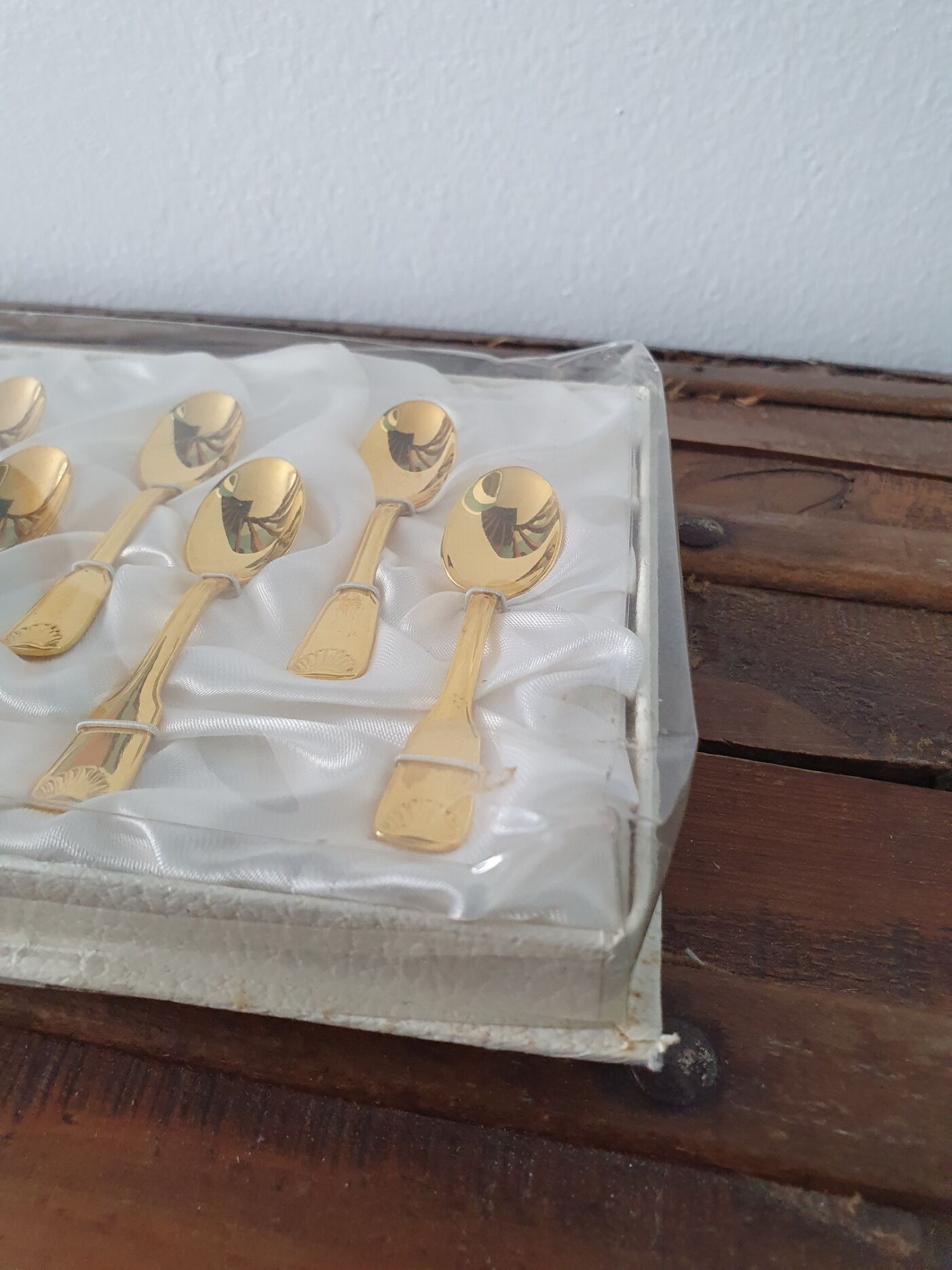 12 small spoonfuls a mocha in golden metal