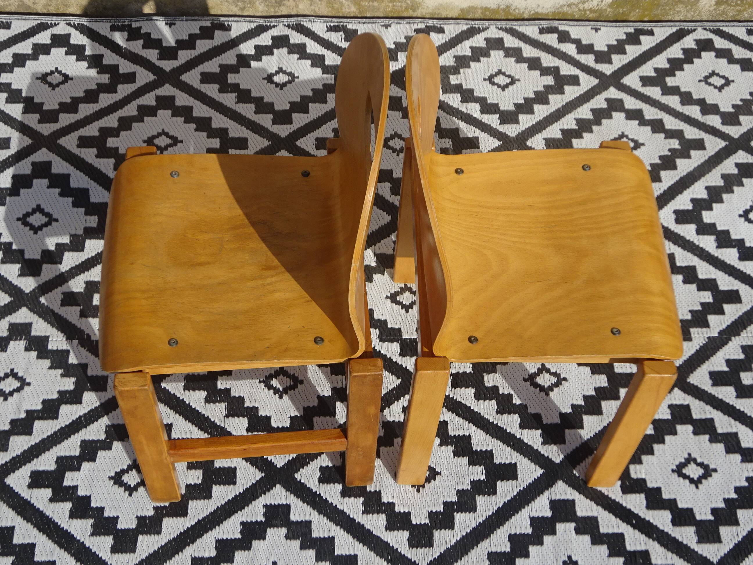 Paire de chaises en bois clair, assise et dossier post formé