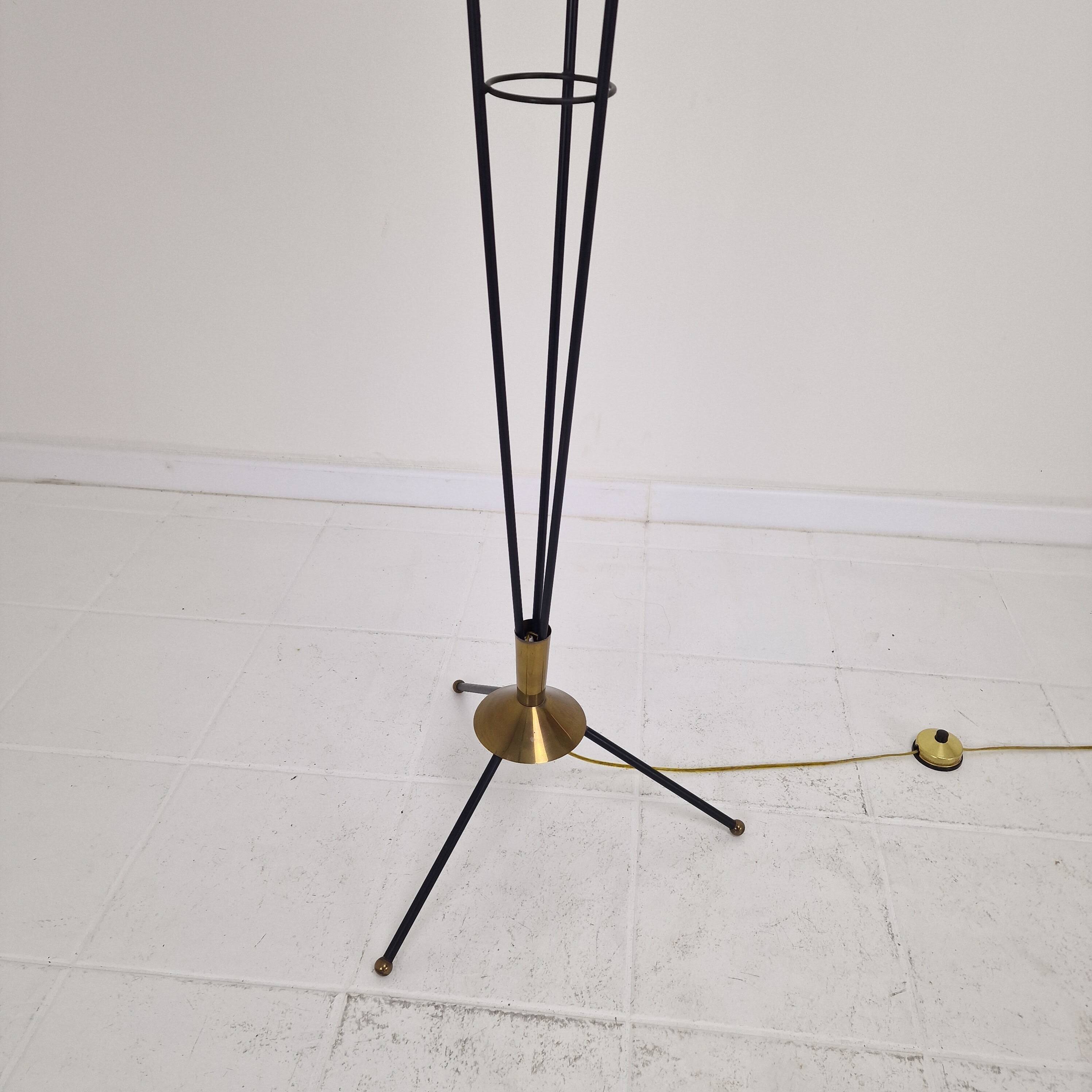 Lampadaire trépied en verre opalin et laiton, Italie, années 1950