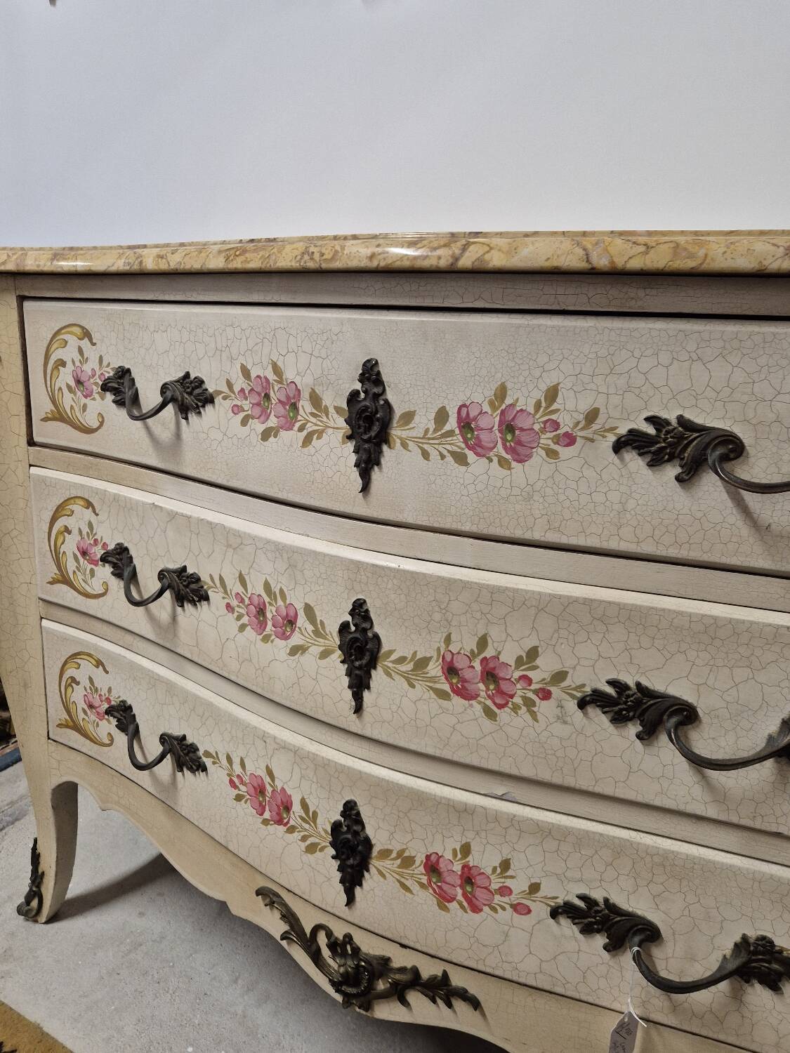 Louis XV style chest of drawers painted with flowers, Italian manufacture