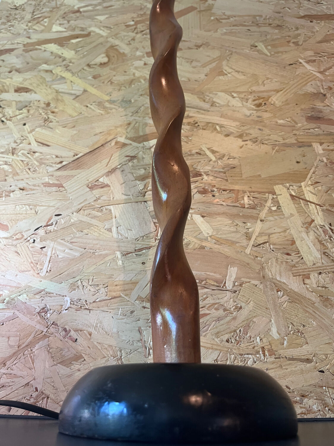 Pied de lampe torsadé en bois