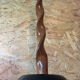 Pied de lampe torsadé en bois