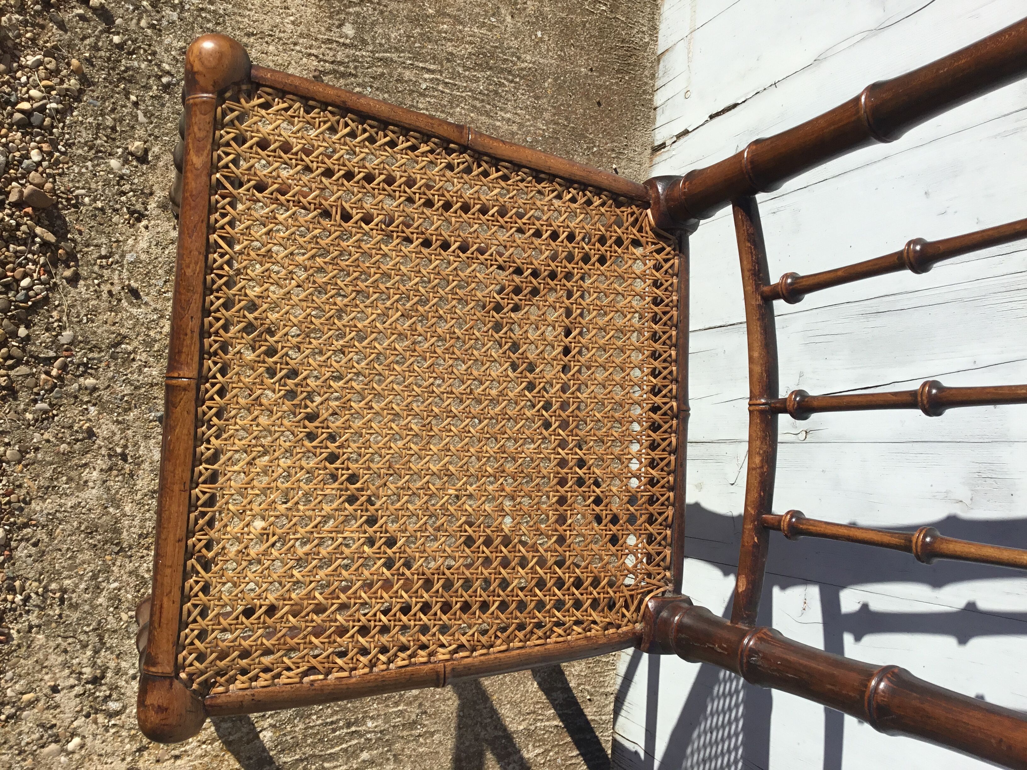 Chaise en bambou cannée