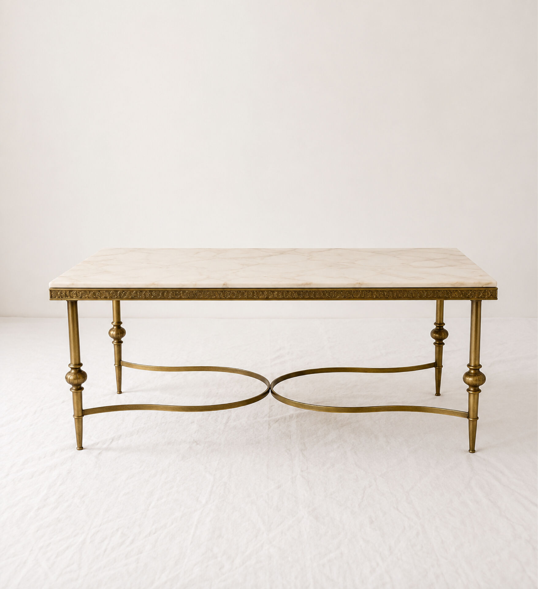 Neoclassical coffee table in gilded brass and veined marble, 1960s-70s.