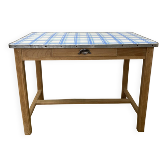 Farmhouse table with enamelled metal top