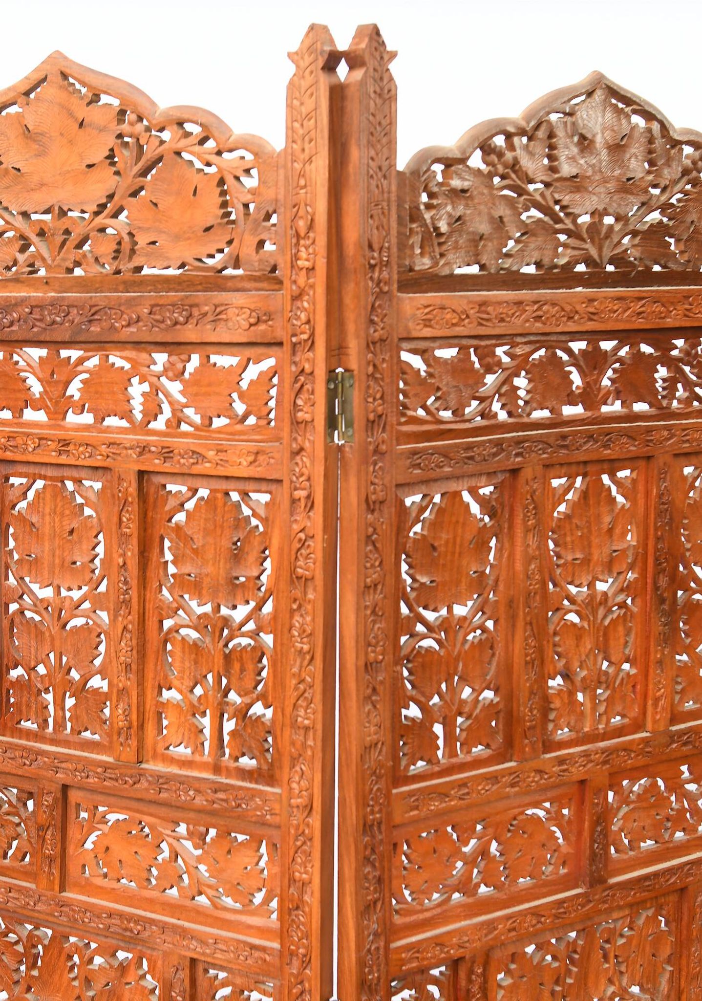 Indian screen with 4 leaves in teak wood with rich openwork decoration of grape leaves