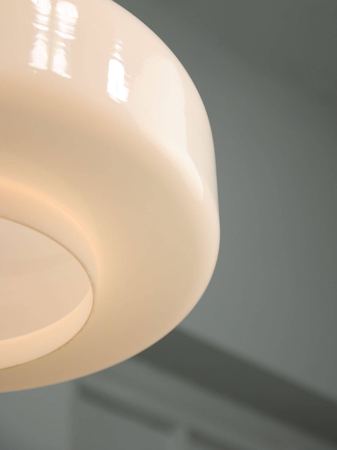 Lampe à Suspension Mid-Century en Laiton et Opaline, Italie, 1950s