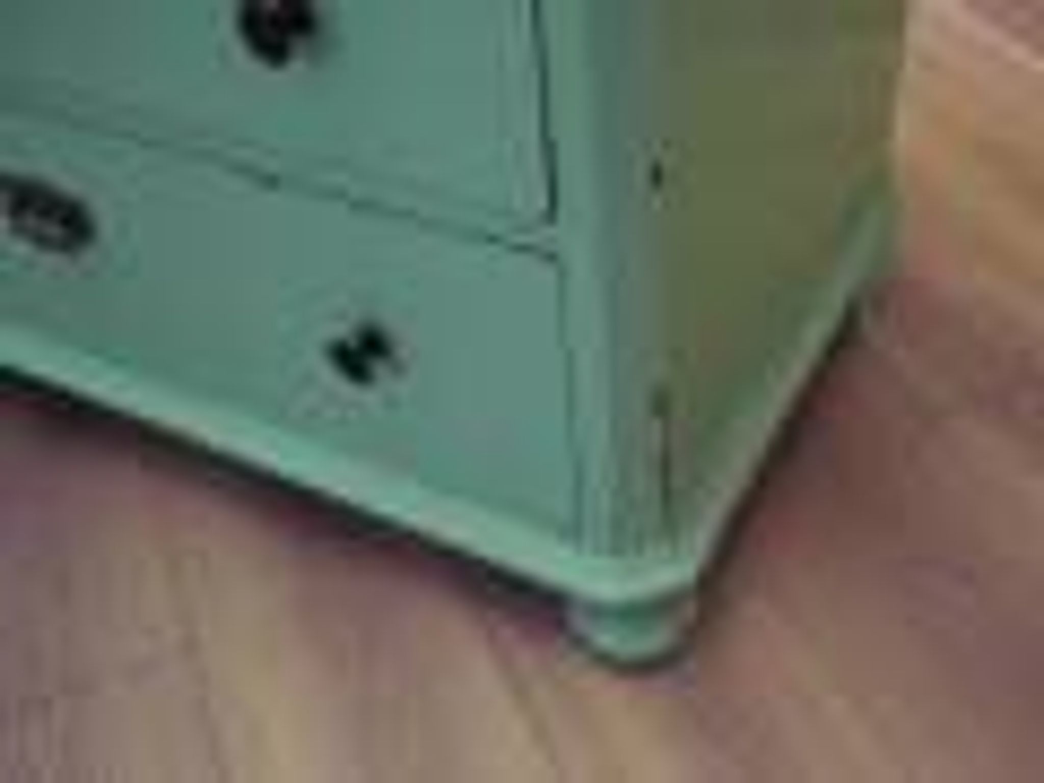 Commode en pin massif peinte en vert, trois tiroirs, Danemark années 1950.