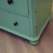 Commode en pin massif peinte en vert, trois tiroirs, Danemark années 1950.