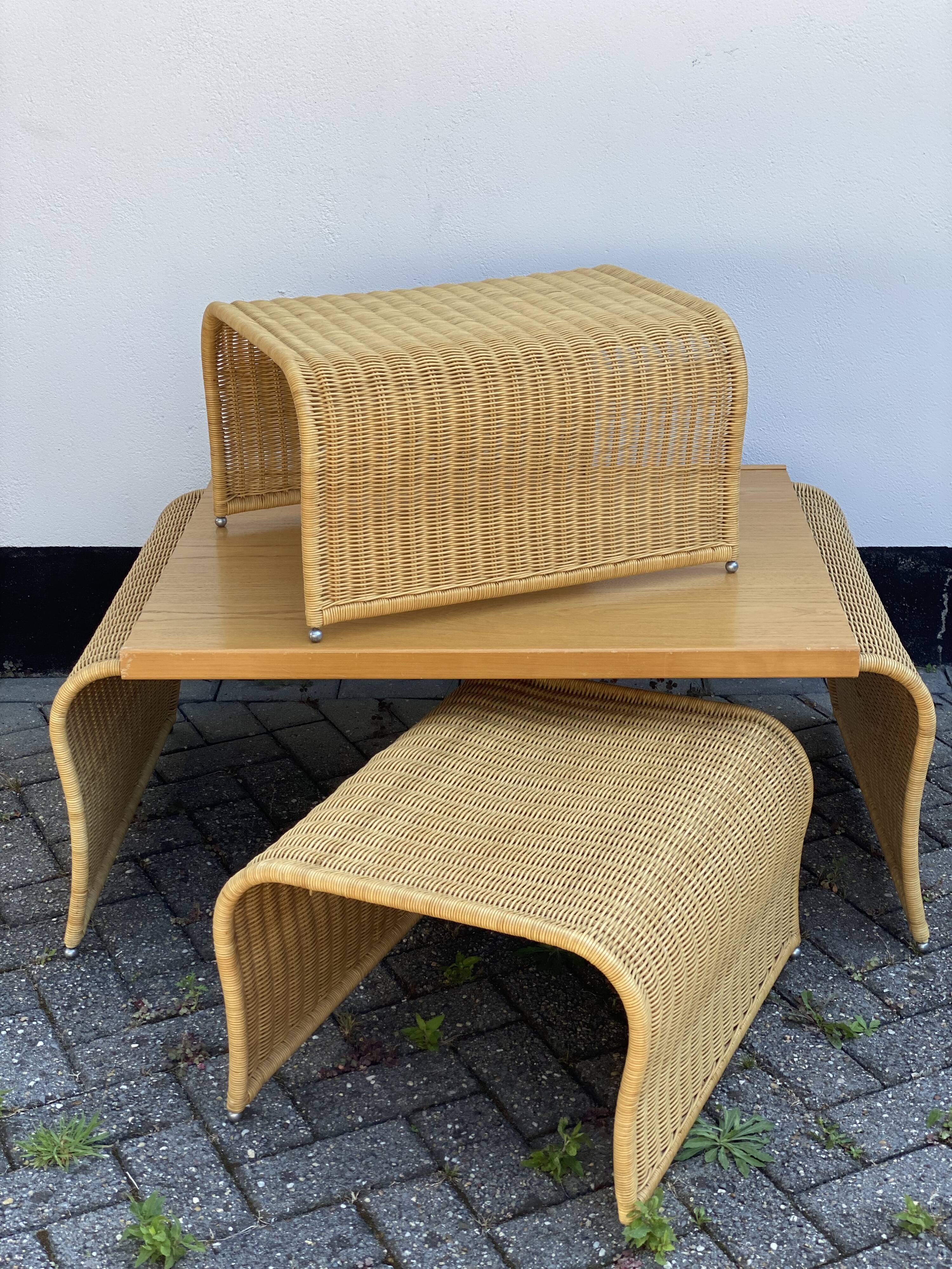 Pine wood and ratan table with 2 ottomans