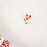 Plat fleuri en porcelaine