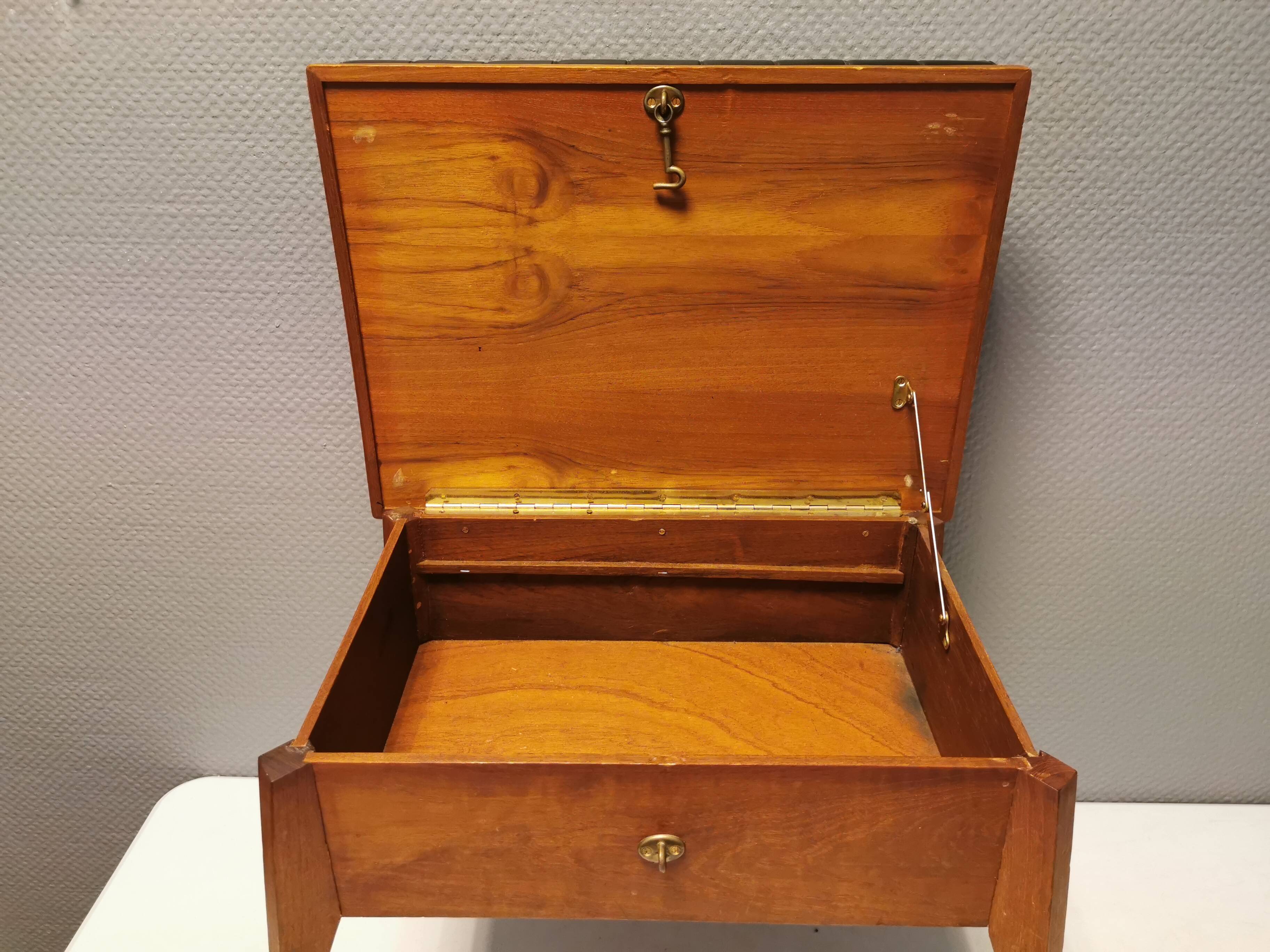 Meuble de rangement/tabouret de fabrication danoise en bois de teck et skaï noir (simili cuir) estimé années 1960-1970