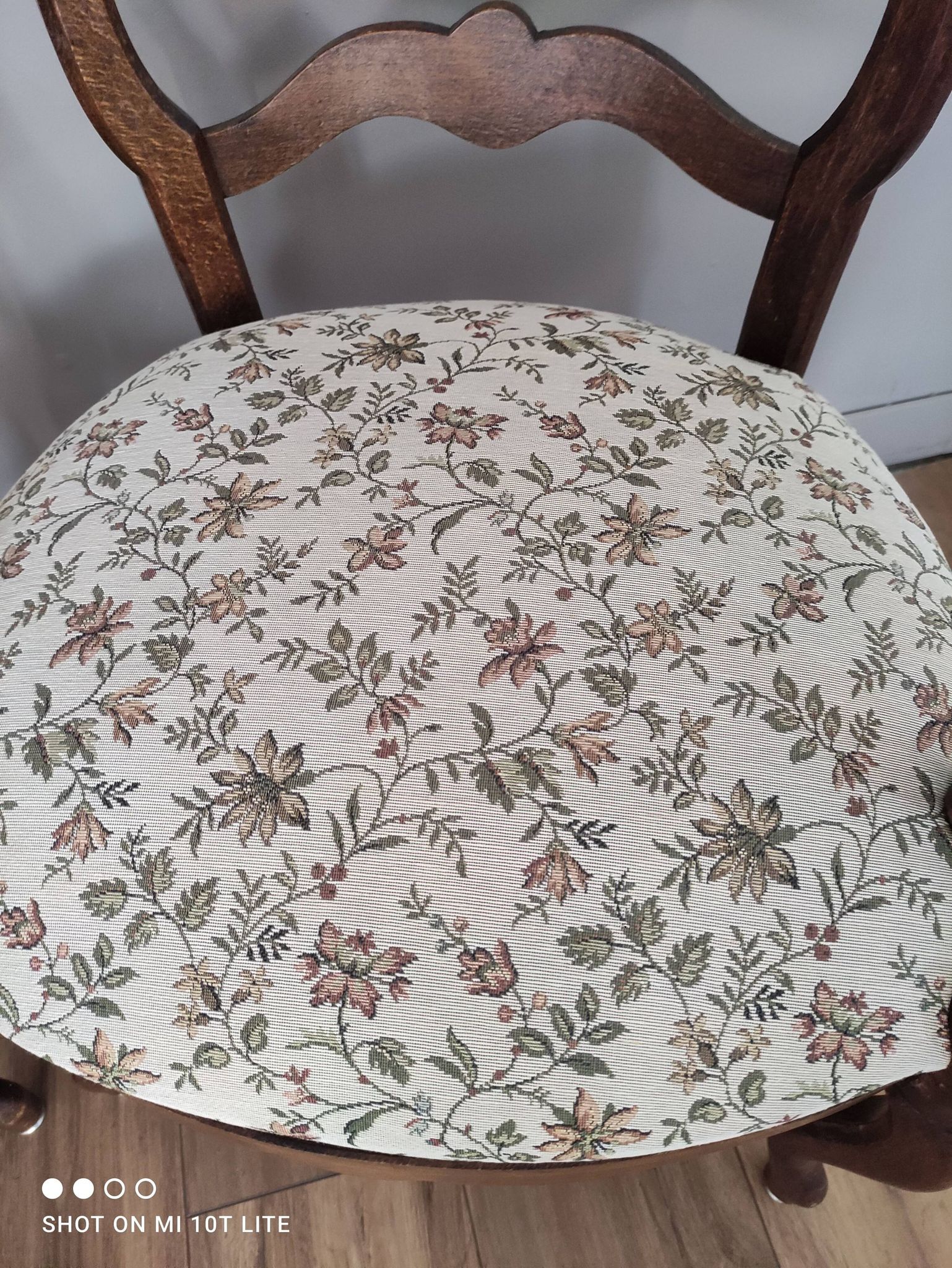 Pair of Provençal armchairs in brown wood and floral fabric.