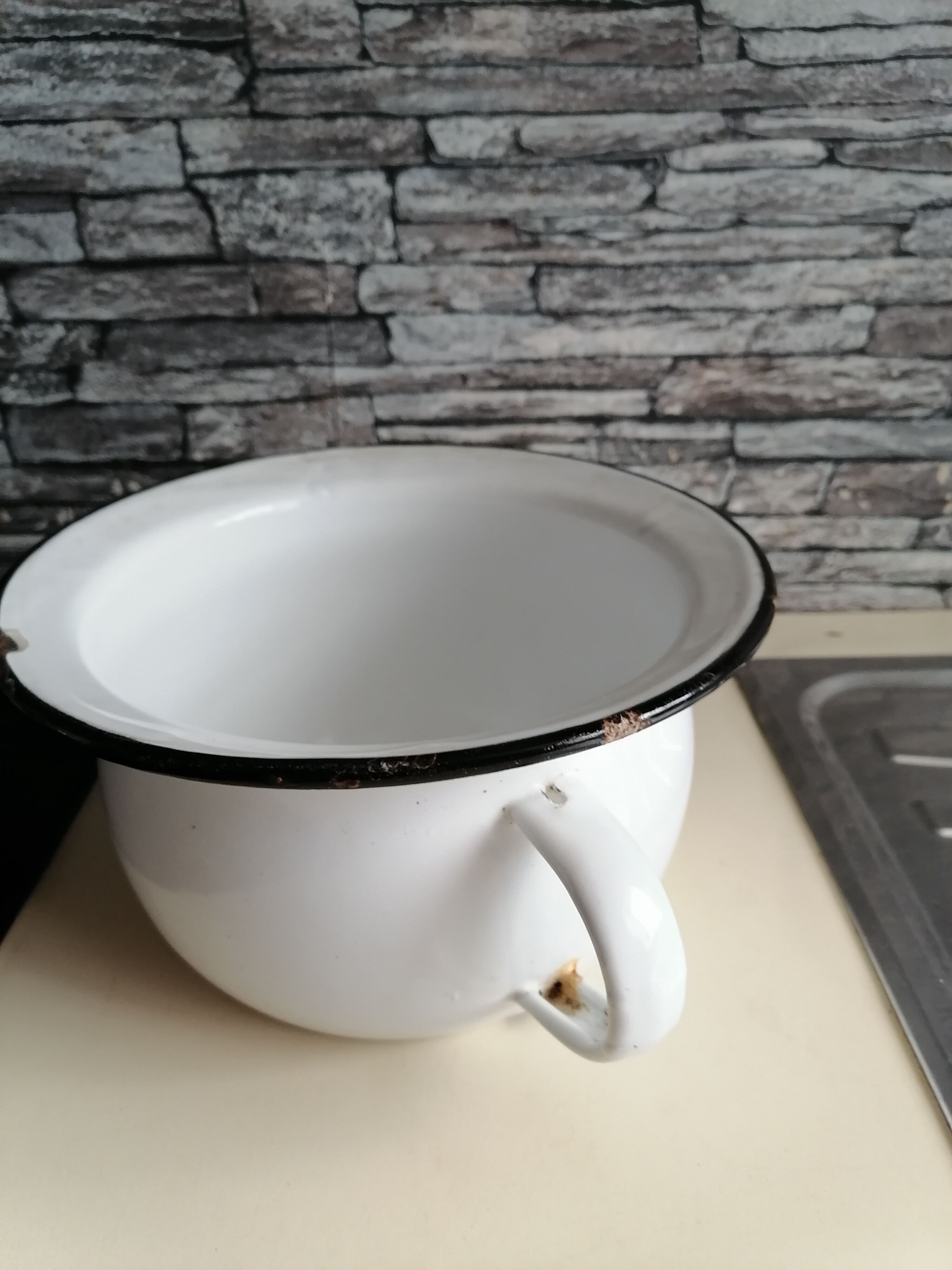 1900 white enamelled pot