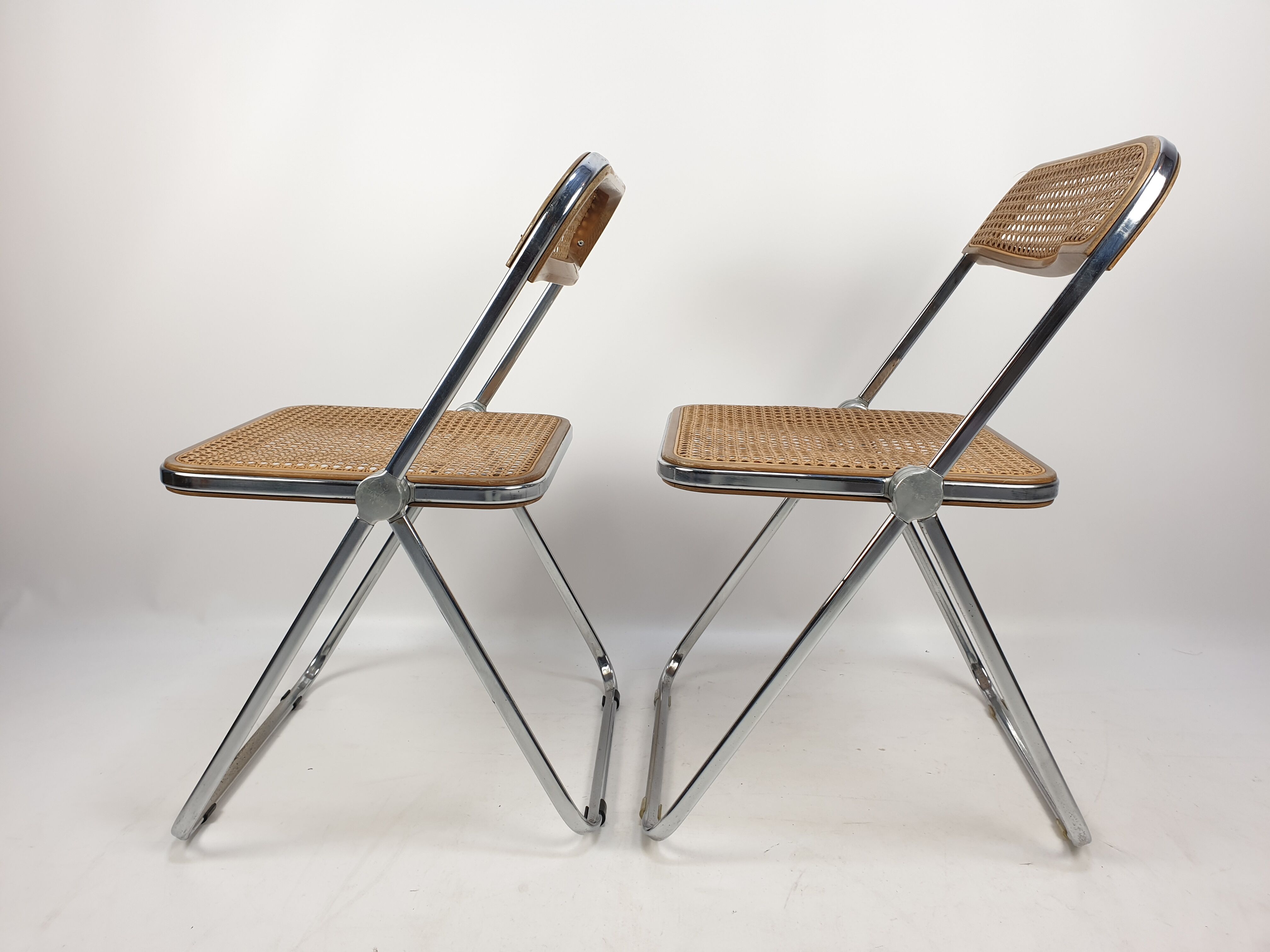 2 Plia folding chairs with woven wicker Giancarlo Piretti for Castelli, 1967