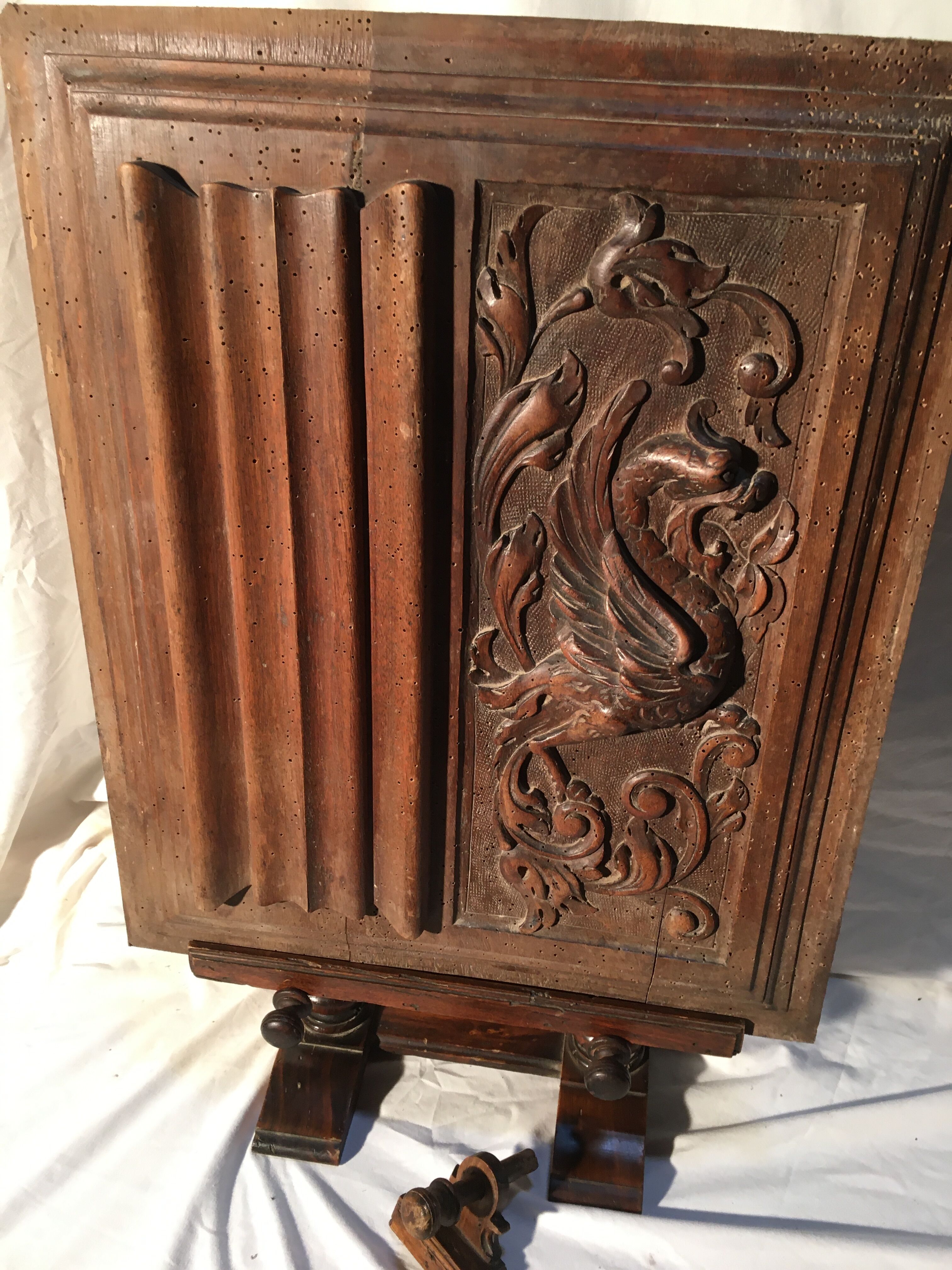 Facade of wooden cabinet door scultpté.