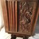 Facade de porte armoire en bois scultpté.