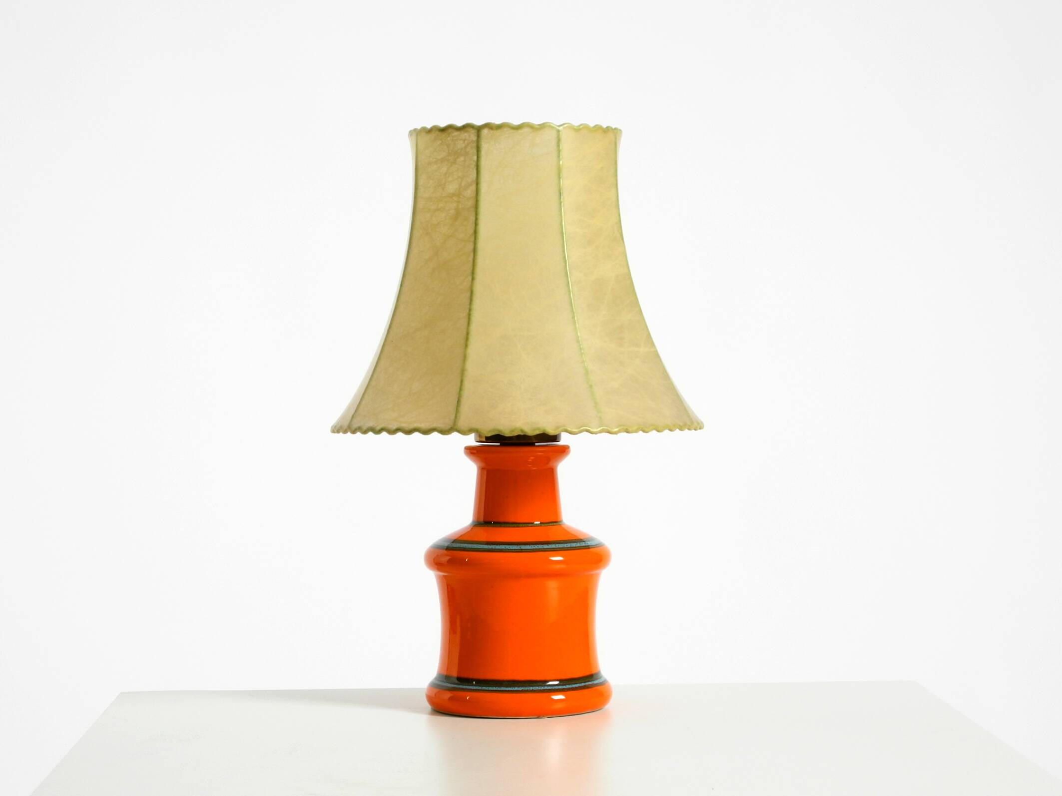 Beautiful 1960s orange ceramic table lamp with Cocoon shade | Made in Italy