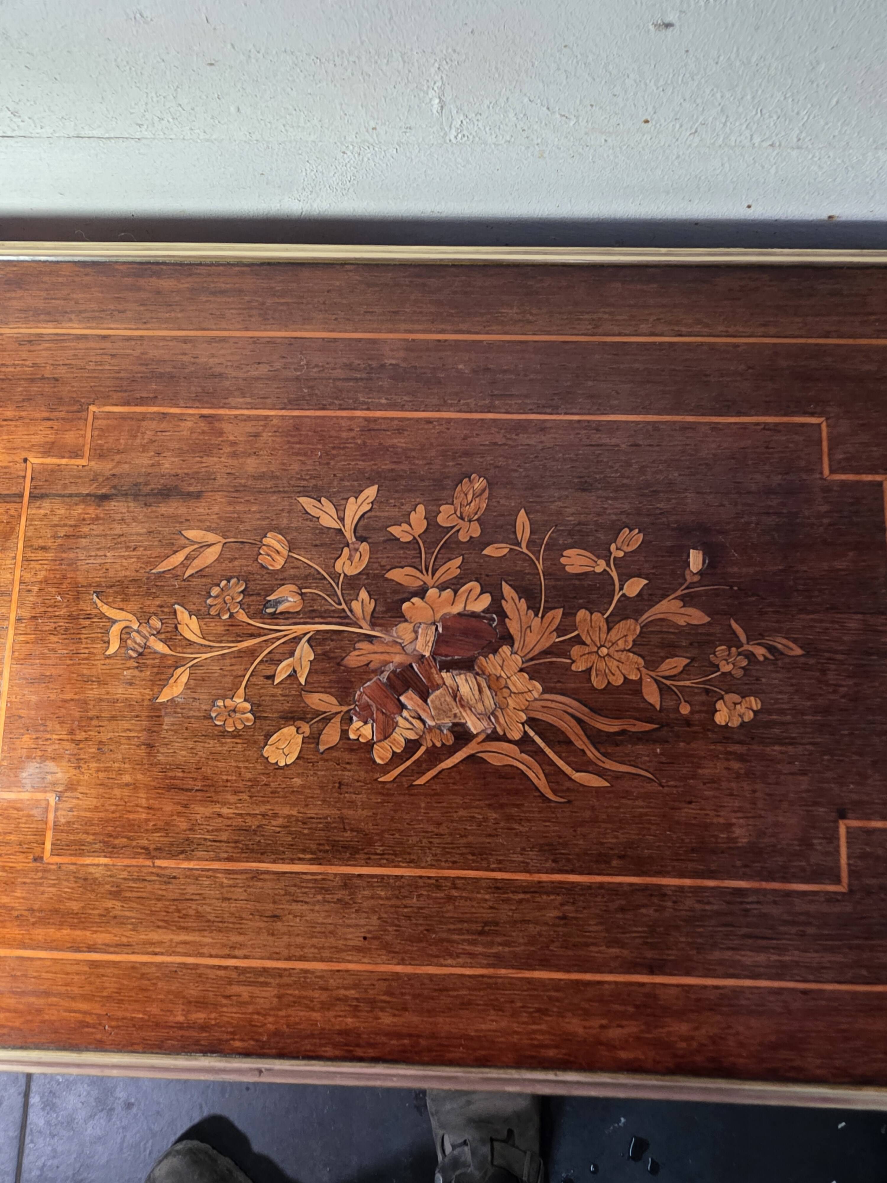 Napoleon III hairdresser in walnut and brass marquetry from the 19th century.