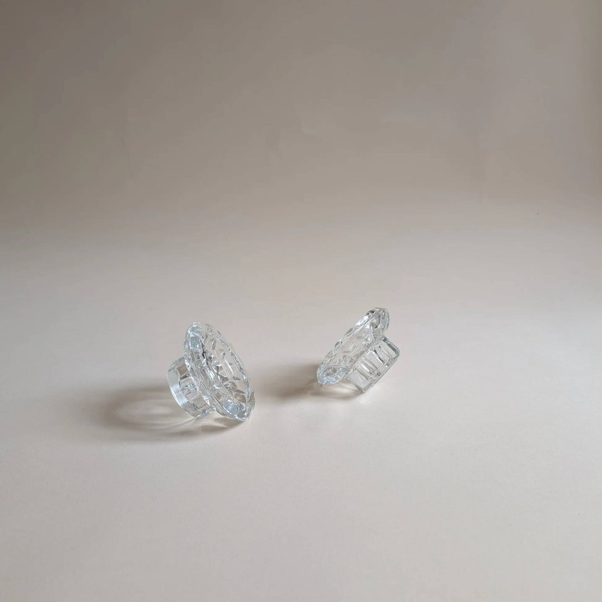 Paire de bougeoirs en verre ciselé, pied octogonal